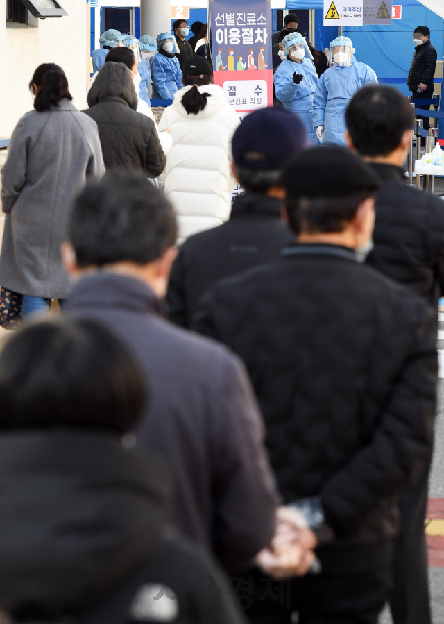 코로나19 3차 대유행의 기세가 좀처럼 꺾이지 않고 있는 25일 오전 서울 동작구청에 마련된 임시 선별진료소에서 시민과 고시생들이 코로나19 검사를 받고 있다. 동작구는 최근 노량진 학원 집단감염 등 확진환자 급증에 따른 추가 확산을 차단하기 위한 현장 선별진료소를 운영한다./오승현기자 2020.11.25