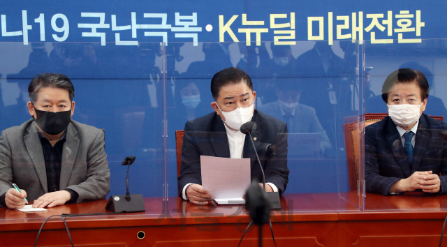 국회 정보위원회 소속 김병기 더불어민주당 간사가 25일 국회에서 열린 국정원법 개정과 관련한 기자간담회에서 개정안을 설명하고 있다./권욱기자 2020.11.25.