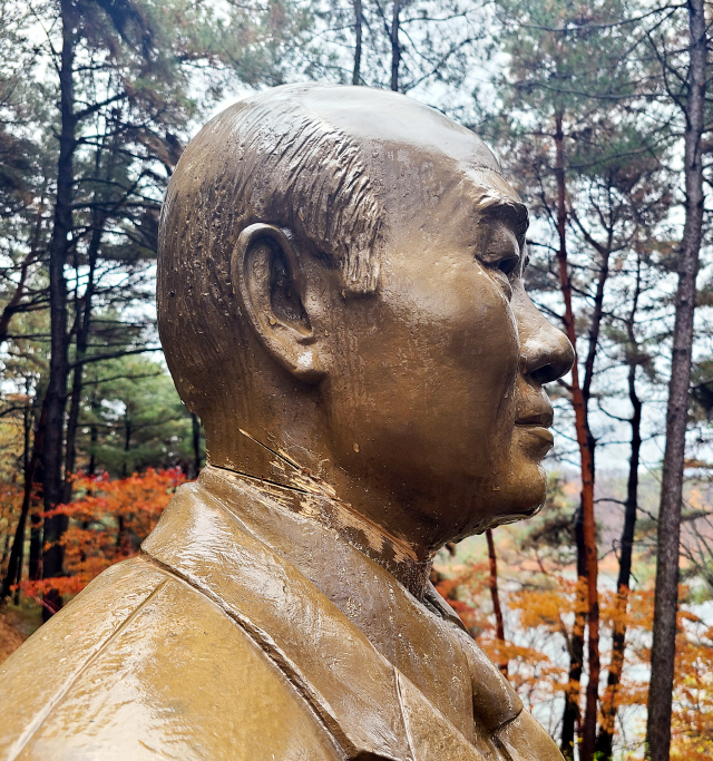 19일 오전 옛 대통령 별장인 청주시 문의면 청남대 안에 세워진 전두환 씨의 동상 목 부분이 훼손되어 있다. 경찰은 이날 50대 A씨를 현행범으로 체포했다./사진제공=청남대관리사무소