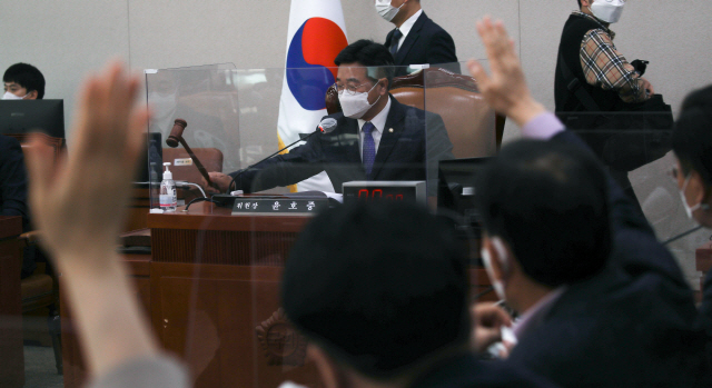 25일 국회 법제사법위원회 전체회의에서 윤호중 위원장이 산회를 선포하고 있다./연합뉴스