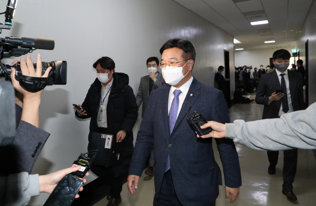 윤호중 국회 법제사법위원장이 25일 국회 법제사법위원회에서 전체회의를 산회한 뒤 회의장을 나서고 있다./ 연합뉴스