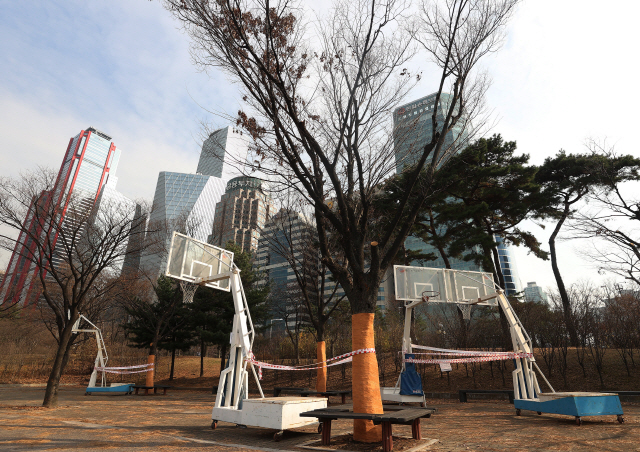 수도권 사회적 거리두기 2단계 격상 이틀째인 25일 오후 서울 여의도공원에 체육시설 이용금지 안내문이 설치돼 있다./연합뉴스