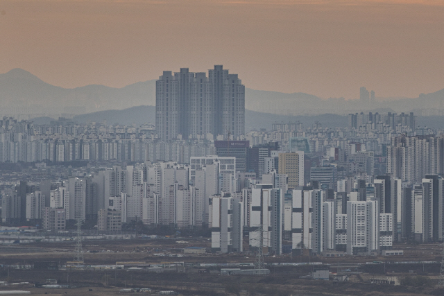 24일 경기도 파주시 접경지역에서 바라본 운정신도시와 일산 신도시에서 아파트들이 줄지어 서있다. /연합뉴스