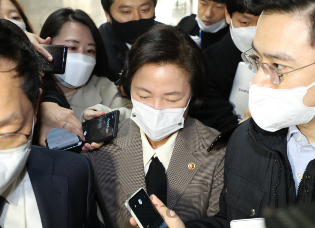 추미애 법무부 장관이 25일 국회에서 열린 고위공직자범죄수사처장 후보자 추천위원회의 참석하면서 기자들의 질문을 받고있다./권욱기자 2020.11.25