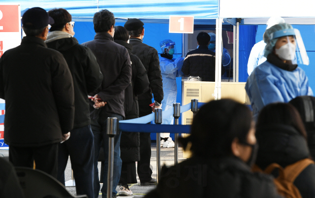 코로나19 3차 대유행의 기세가 좀처럼 꺾이지 않고 있는 25일 오전 서울 동작구청에 마련된 임시 선별진료소에서 시민과 고시생들이 코로나19 검사를 받고 있다. 동작구는 최근 노량진 학원 집단감염 등 확진환자 급증에 따른 추가 확산을 차단하기 위한 현장 선별진료소를 운영한다./오승현기자 2020.11.25