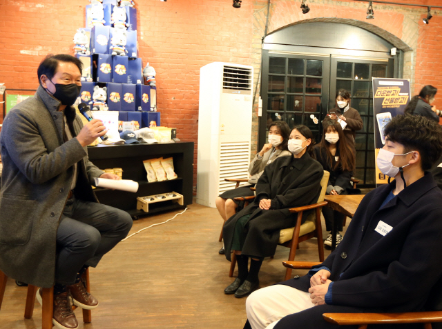 최태원(왼쪽) SK그룹 회장이 지난 24일 전북 군산을 찾아 소셜벤처 청년 창업가들과 대화를 하고 있다./사진제공=SK