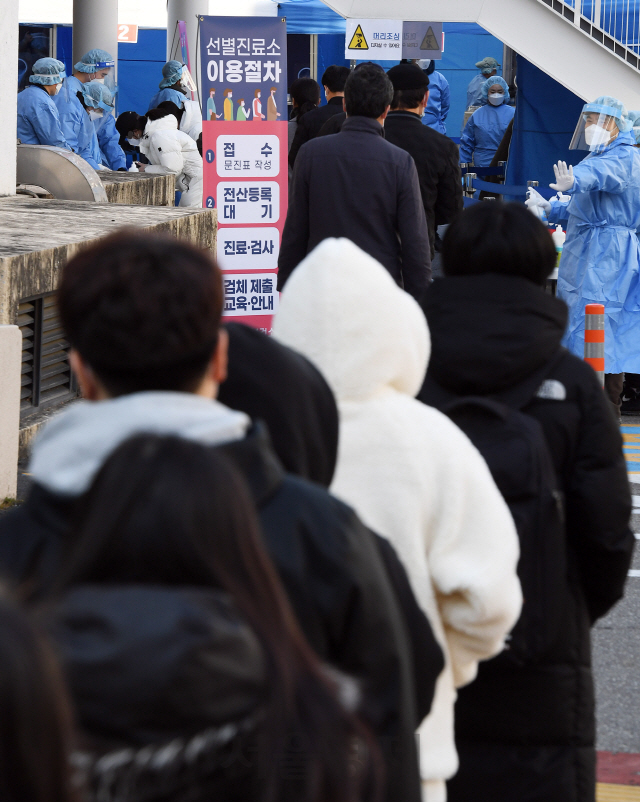 코로나19 3차 대유행의 기세가 좀처럼 꺾이지 않고 있는 25일 오전 서울 동작구청에 마련된 임시 선별진료소에서 시민과 고시생들이 코로나19 검사를 받고 있다. 동작구는 최근 노량진 학원 집단감염 등 확진환자 급증에 따른 추가 확산을 차단하기 위한 현장 선별진료소를 운영한다./오승현기자 2020.11.25