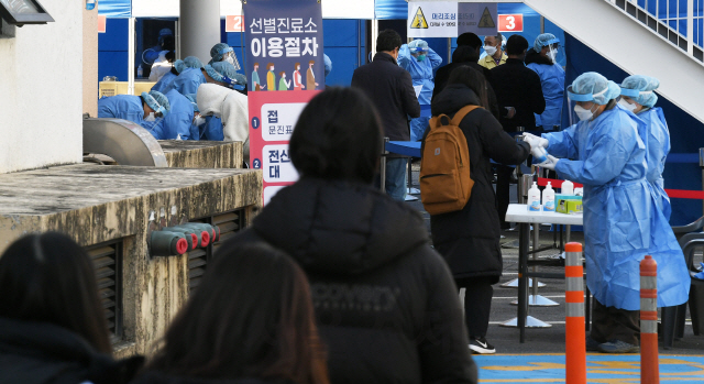 코로나19 3차 대유행의 기세가 좀처럼 꺾이지 않고 있는 25일 오전 서울 동작구청에 마련된 임시 선별진료소에서 시민과 고시생들이 코로나19 검사를 받고 있다. 동작구는 최근 노량진 학원 집단감염 등 확진환자 급증에 따른 추가 확산을 차단하기 위한 현장 선별진료소를 운영한다./오승현기자 2020.11.25