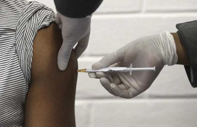 지난 6월 남아프리카공화국 요하네스버그 소웨토 지역에서 한 임상 시험 참가자가 영국 옥스퍼드대와 다국적 제약사 아스트라제네카가 공동 개발한 코로나19 백신을 투여 받고 있다. /연합뉴스