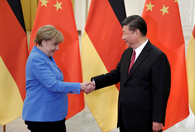 지난 2018년 5월 중국 베이징에서 만난 메르켈 독일 총리와 시진핑 중국 국가주석의 모습. /로이터연합뉴스