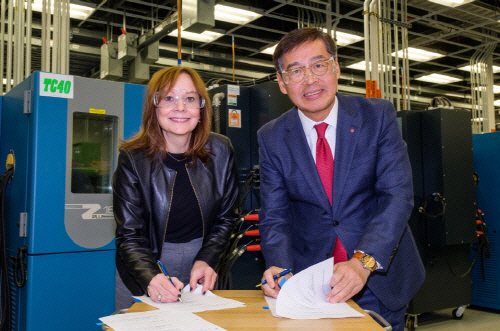 신학철(오른쪽) LG화학 부회장과 메리 배라 GM 회장이 지난해 12월  합작계약을 체결하고 있다./사진제공=LG화학