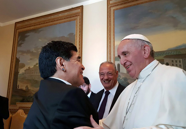 지난 2016년 10월 자선 경기를 앞두고 프란치스코(오른쪽) 교황과 인사를 나누는 마라도나(왼쪽)./연합뉴스