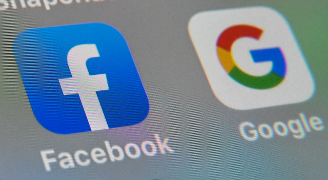 프랑스가 디지털세 부과 방침을 밝힌 구글, 페이스북의 앱이 설치된 휴대폰 화면 모습. /AFP연합뉴스