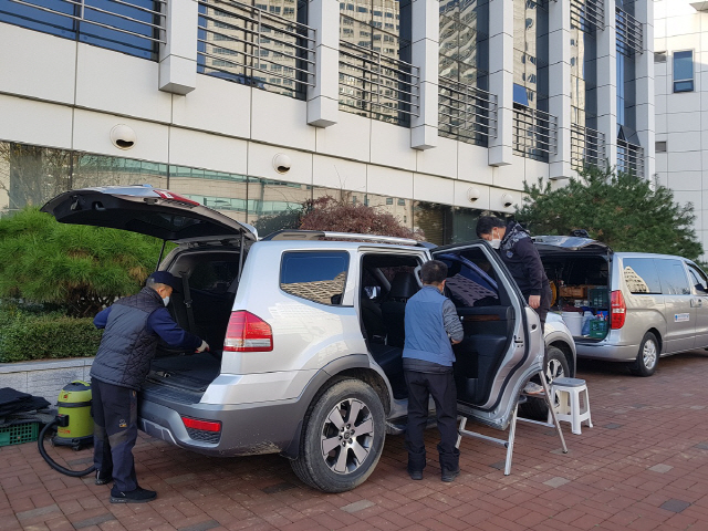 강남지역자활센터 자활근로자들이 수서지역 상주직원 및 관용차량을 대상으로 출장세차 서비스를 하고 있다. 사진제공=SR