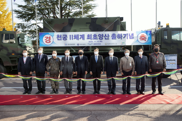 12일 LIG넥스원 구미 생산본부에서 열린 ‘천궁 II 최초양산 출하 기념행사’에서 방위사업청, 국방과학연구소, 국방기술품질원 등 군 관계자와 생산·품질 담당 임직원들이 기념사진을 촬영하고 있다./사진제공=LIG넥스원