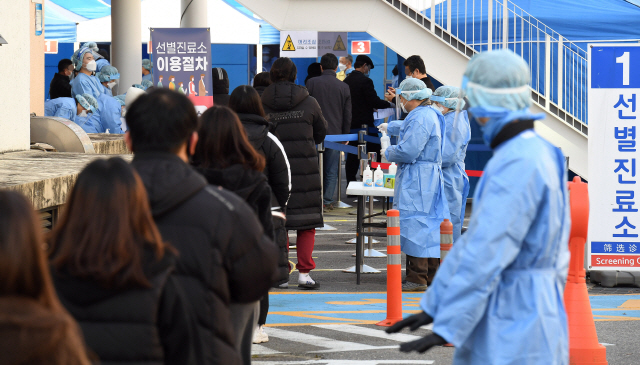 서울 동작구청에 마련된 임시 선별진료소에서 시민과 고시생들이 코로나19 검사를 받고 있다./오승현기자