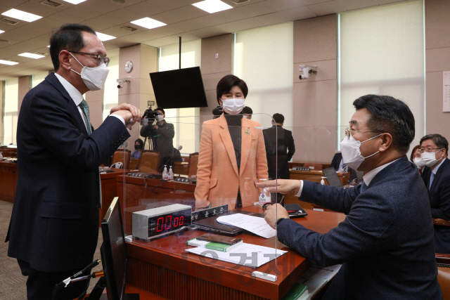 윤호중 법사위원장과 백혜련 더불어민주당 간사, 김도읍 국민의힘 간사가 26일 서울 여의도 국회에서 열린 법사위 전체회의에서 대화를 하고 있다./권욱기자 2020.11.26