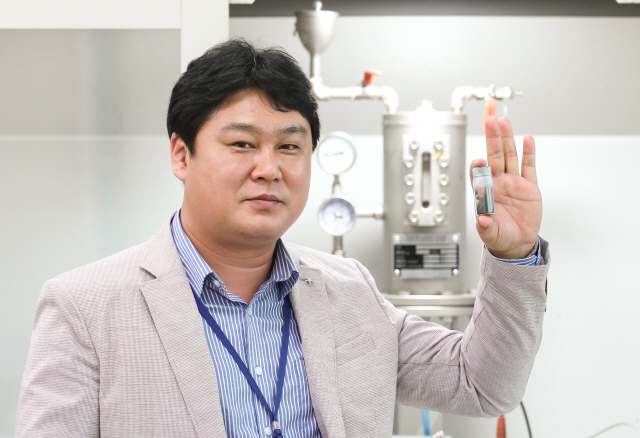 한국생산기술연구원 임진섭 박사가 ‘일체형 복합양극소재’를 소개하고 있다. 사진제공=한국생산기술연구원