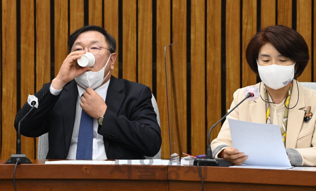 26일 오전 국회에서 열린 더불어민주당 정책조정회의에서 김태년 원내대표가 모두 발언후 물을 마시고 있다./권욱기자 2020.11.26