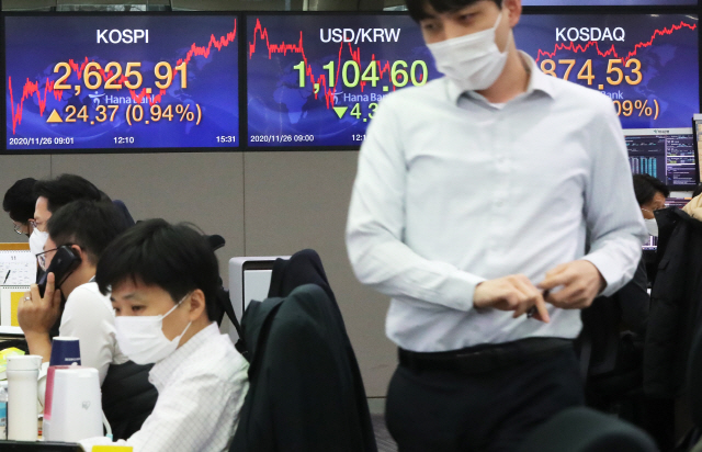 26일 오후 서울 중구 하나은행 본점 딜링룸. /연합뉴스