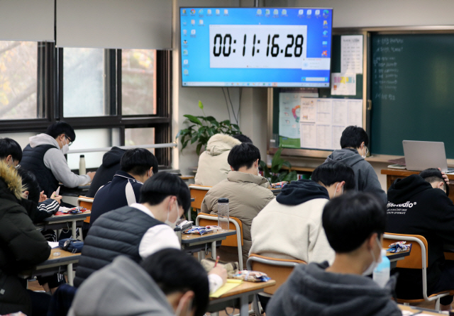 지난 24일 부산 구덕고등학교에서 고3 학생들이 공부하고 있다./연합뉴스