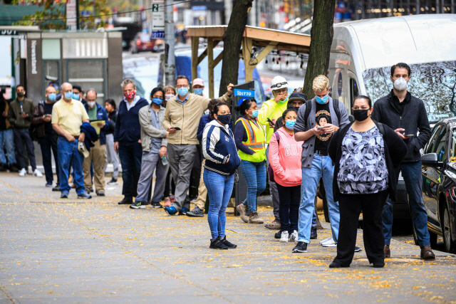 지난 11일 미국 뉴욕에서 코로나19 검사를 받기 위한 시민들이 길게 줄을 서 있다. /AFP연합뉴스