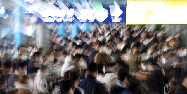 17일 아침. 지하철 신도림역이 출근하는 시민들로 붐비고 있다./연합뉴스
