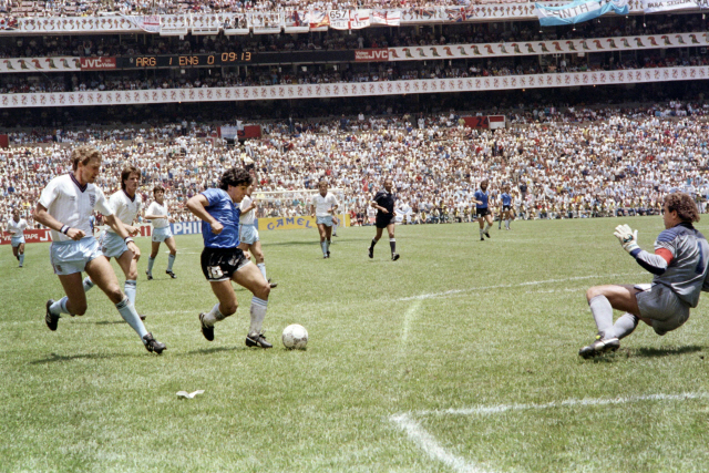 1986 멕시코 월드컵 8강 잉글랜드전에서 아르헨티나 디에고 마라도나의 결승골 장면. ‘20세기 최고의 골’로 평가받는다. /AFP연합뉴스