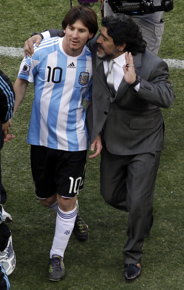 2010 남아공 월드컵 조별 리그 한국전에서 4 대 1로 이긴 뒤 리오넬 메시(왼쪽)를 칭찬하는 디에고 마라도나 아르헨티나 대표팀 감독. /AP연합뉴스