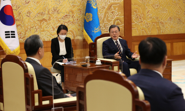 문재인 대통령이 26일 오후 청와대에서 왕이(王毅) 중국 외교담당 국무위원 겸 외교부장을 접견하고 있다./연합뉴스