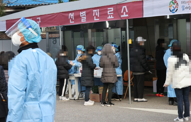 26일 오전 서울 강서구보건소 선별 진료소를 찾은 시민들이 코로나19 검사를 받기 위해 차례를 기다리고 있다.       /연합뉴스