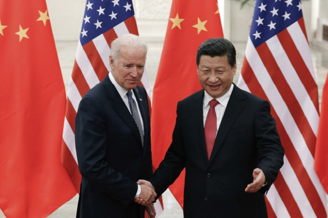 시진핑 중국 국가주석이 지난 2013년 12월 베이징 인민대회당에서 조 바이든 당시 미국 부통령과 만나 악수를 하고 있다. /AP연합뉴스