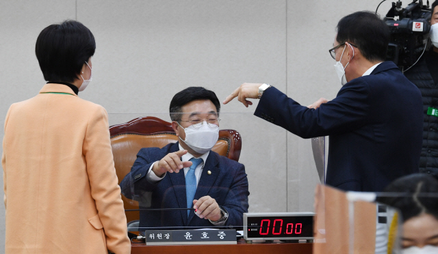 국회 법제사법위원회 윤호중 위원장(가운데)과 김도읍 국민의힘 간사(오른쪽), 백혜련 더불어민주당  간사가 26일 오전 서울 여의도 국회에서 열린 법사위 전체회의에서 대화하고 있다. /연합뉴스