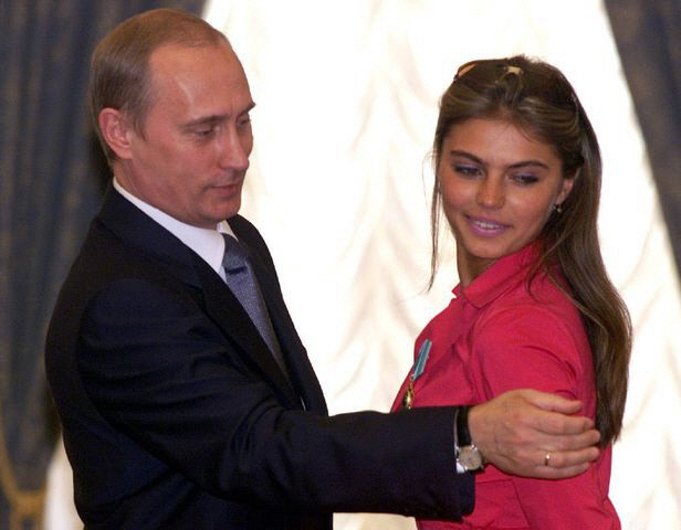 블라디미르 푸틴(왼쪽) 러시아 대통령이 2007년 모스크바 크렘린궁에서 알리나 카바예바를 접견하고 있다./서울경제DB