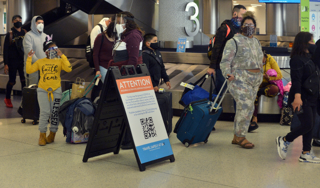 미국 최대 명절인 추수감사절을 하루 앞둔 25일(현지 시간) 로스앤젤레스 국제공항에 도착한 승객들이 짐을 찾아 이동하고 있다. 미 교통안전청(TSA)에 따르면 지난 20일부터 닷새 동안 미국인 488만 명이 공항 보안검색대를 통과했다. /UPI연합뉴스