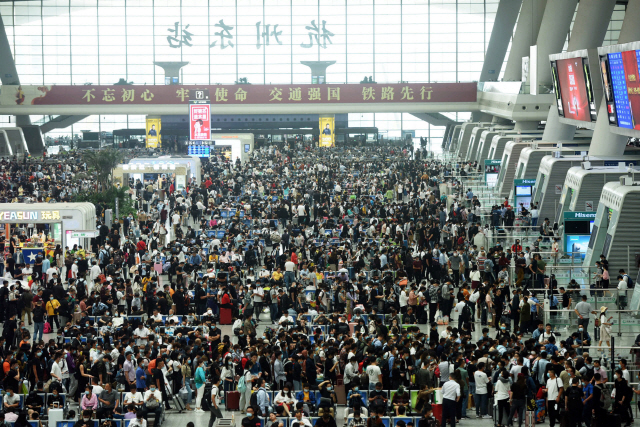 중국 국경절 연휴를 앞둔 지난 9월30일 기차를 타려는 사람들로 항저우역이 가득 차 있다. /EPA연합뉴스