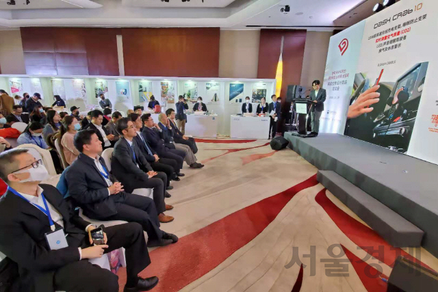 26일 베이징에서 열린 ‘한국 우수디자인 프리미엄 소비재 상담회’에 참가한 기업 관계자가 중국 바이어들에게 상품 설명을 하고 있다.