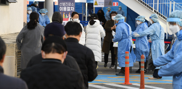 코로나19 3차 대유행의 기세가 좀처럼 꺾이지 않고 있는 25일 오전 서울 동작구청에 마련된 임시 선별진료소에서 시민과 고시생들이 코로나19 검사를 받고 있다. 동작구는 최근 노량진 학원 집단감염 등 확진환자 급증에 따른 추가 확산을 차단하기 위한 현장 선별진료소를 운영한다./오승현기자