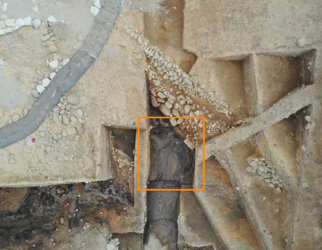 경주 월성 서성벽 발굴조사 장면. 주황색 네모 안에서 인신공희를 추정케 하는 인골이 출토됐다. /사진제공=국립경주문화재연구소