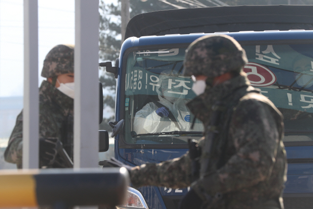 지난 26일 경기도 연천군 육군 5사단 신병교육대에서 방역복을 입은 관계자가 이동하고 있는 모습,/연합뉴스