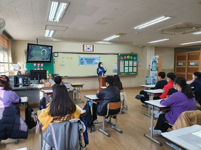 ‘푸른코끼리’ 전문 강사가 서울탑동초등학교 6학년 학생들을 대상으로 사이버 폭력 예방 교육을 실시하고 있다. /사진제공=삼성