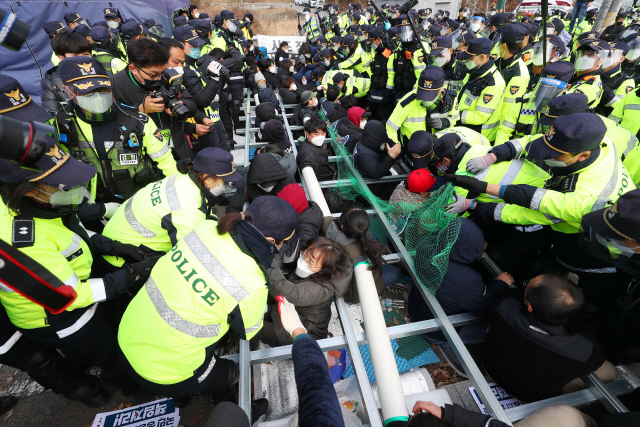 27일 경북 성주 초전면 소성리 진밭교에서 주민과 경찰이 충돌하고 있다. 이날 국방부는 성주 사드(THAAD·고고도미사일방어체계) 기지에 장비 반입을 예고했다./연합뉴스