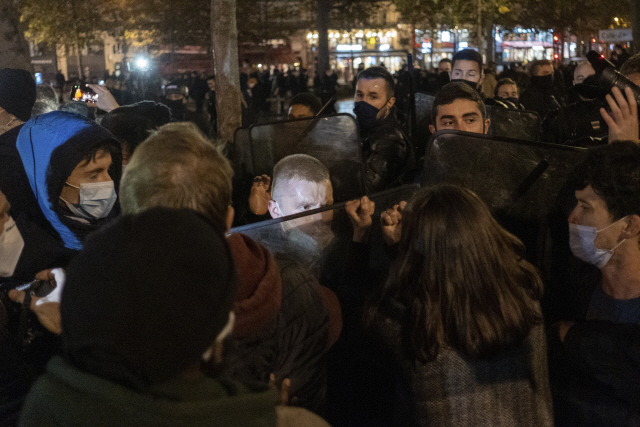23일(현지시간) 프랑스 파리 레퓌블리크 광장에서 난민을 위해 텐트를 설치하려는 시민단체 활동가들과 이를 막으려는 경찰이 강하게 충돌하고 있다./AP연합뉴스