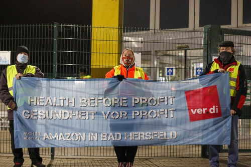 독일 아마존 창고 근로자들이 블랙프라이데이에 맞춰 파업을 하고 있다./연합뉴스