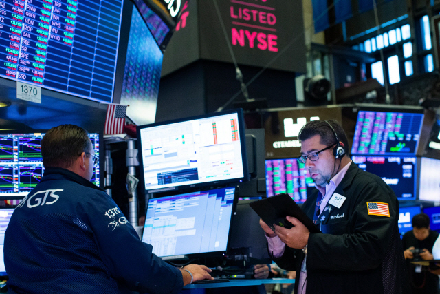 <YONHAP PHOTO-1095> NEW YORK, NY - AUGUST 23: Traders work on the floor of the New York Stock Exchange (NYSE) on August 23, 2019 in New York City. The three major U.S. stock indexes ended lower, being their fourth consecutive week with some declines.   Eduardo Munoz Alvarez/Getty Images/AFP  == FOR NEWSPAPERS, INTERNET, TELCOS & TELEVISION USE ONLY ==/2019-08-24 07:07:56/<저작권자 ⓒ 1980-2019 ㈜연합뉴스. 무단 전재 재배포 금지.>