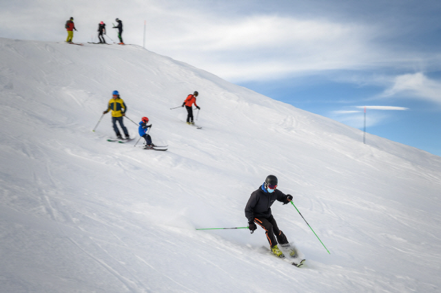 지난 15일 스위스 알프스의 부비에르 스키장에서 스키를 타고 있는 사람들 모습./연합뉴스