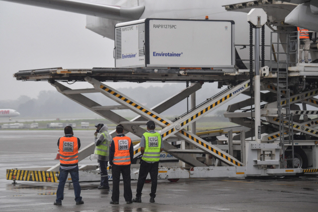 중국 코로나19 백신이 담긴 컨테이너가 19일(현지시간) 브라질 상파울루 공항에서 하역되고 있다. /AFP연합뉴스