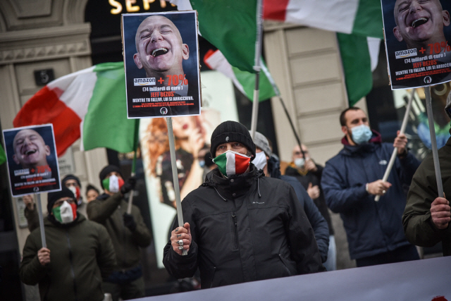 27일(현지 시간) 이탈리아 밀라노에서 아마존 물류 창고 노동자들이 노동환경 개선을 요구하는 시위를 벌이고 있다./EPA연합뉴스