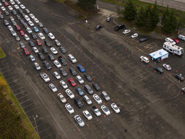 28일(현지시간) 미국 워싱턴주에서 시민들이 코로나19 검사를 받기 위해 차량에 탑승하고 있다./AFP연합뉴스