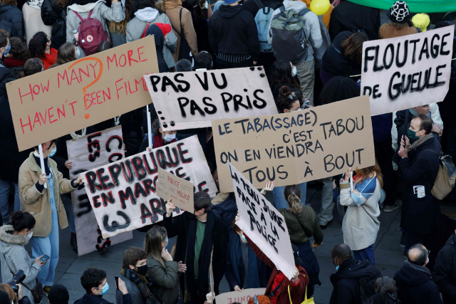 28일(현지시간) 프랑스 파리에서 포괄적 보안법 제정에 반대하는 시위가 열리고 있다./AFP연합뉴스